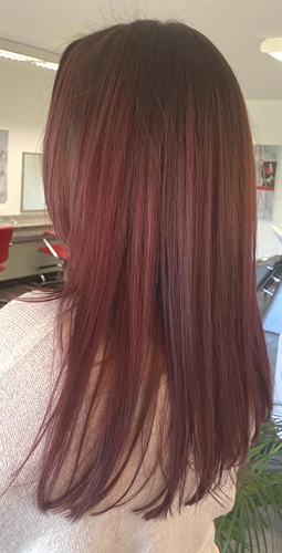 Haare in glossigem Bordeauxrot