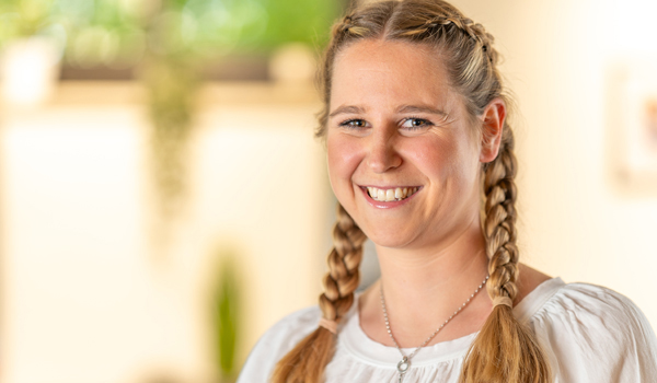 stylische Frisuren und Schnitte