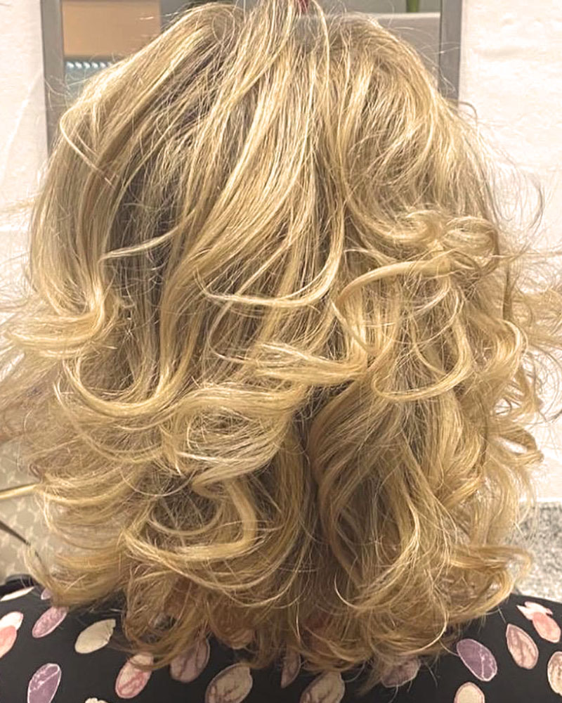 Mittellanges lockiges Haar